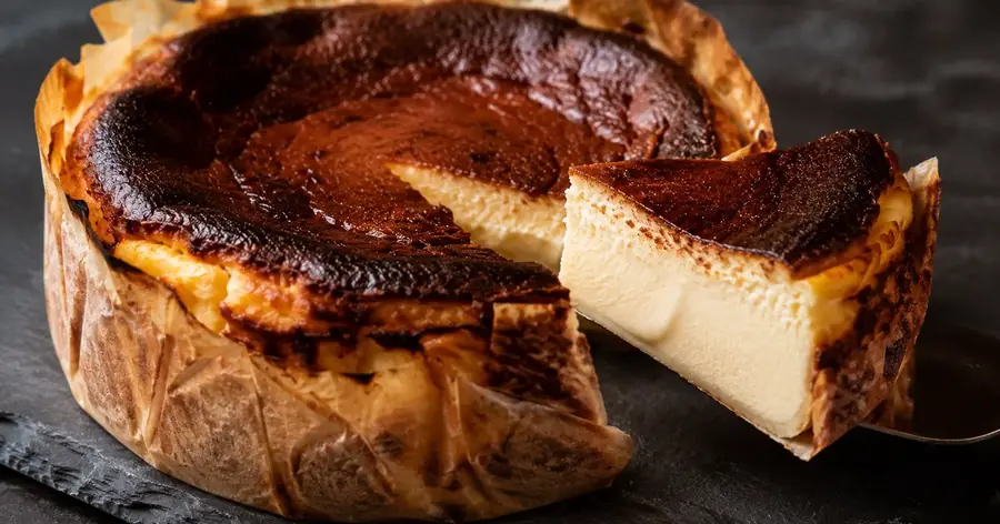 Tarta vasca de queso burnt cheesecake con exterior caramelizado | Academia Dulce